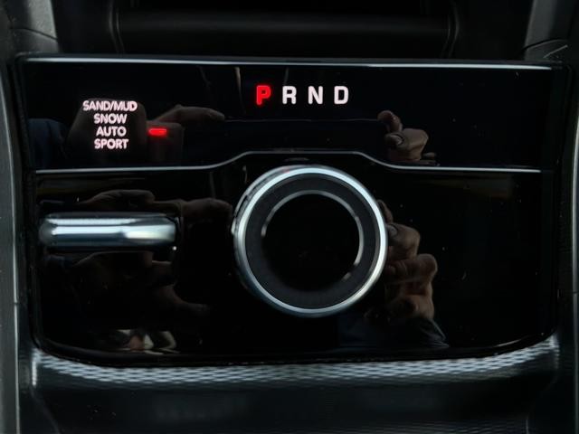 Jeep Grand Cherokee L Vehicle Full-screen Gallery Image 27