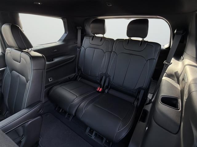 Jeep Grand Cherokee L Vehicle Full-screen Gallery Image 33