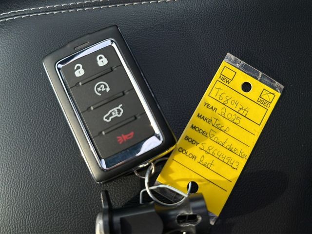 Jeep Grand Cherokee L Vehicle Full-screen Gallery Image 35