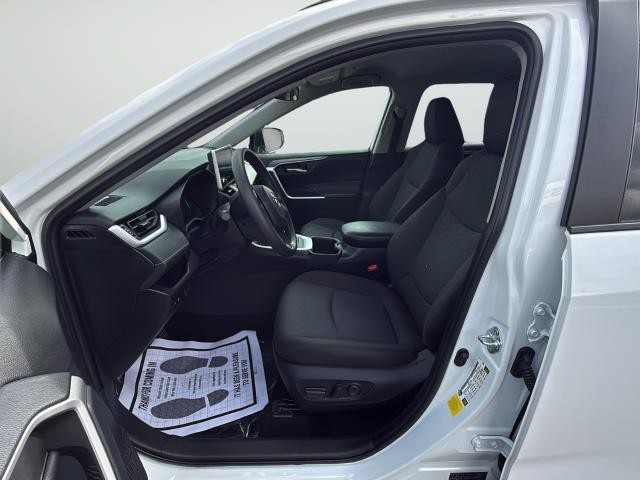 Toyota RAV4 Vehicle Full-screen Gallery Image 10