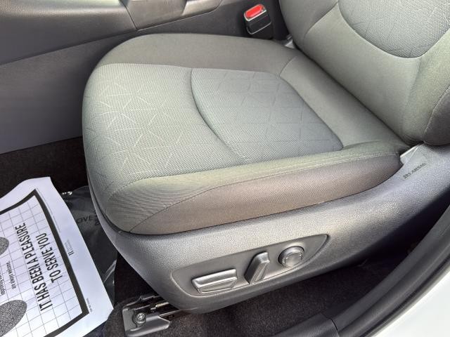 Toyota RAV4 Vehicle Full-screen Gallery Image 18