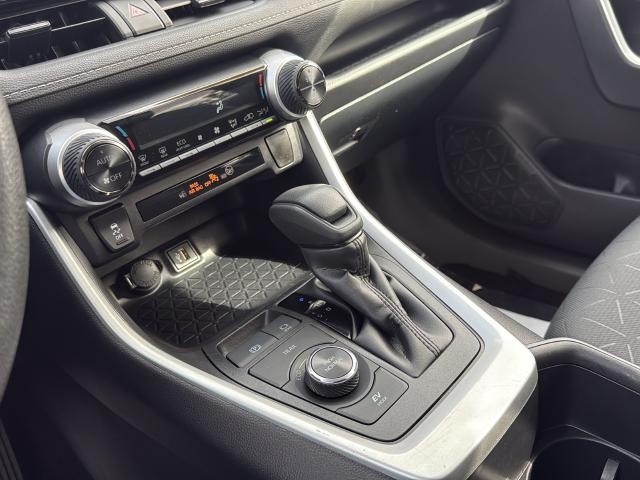 Toyota RAV4 Vehicle Full-screen Gallery Image 22