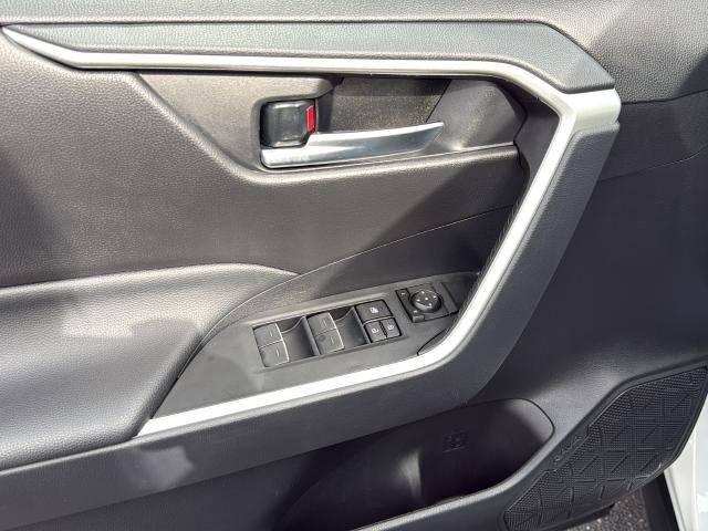 Toyota RAV4 Vehicle Full-screen Gallery Image 24