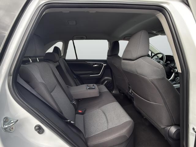 Toyota RAV4 Vehicle Full-screen Gallery Image 25