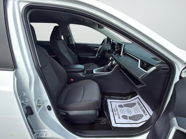 Toyota RAV4 Vehicle Full-screen Gallery Image 26
