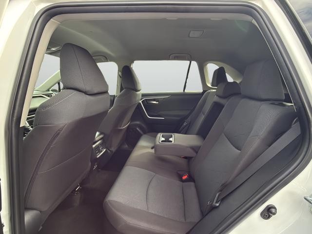 Toyota RAV4 Vehicle Full-screen Gallery Image 27