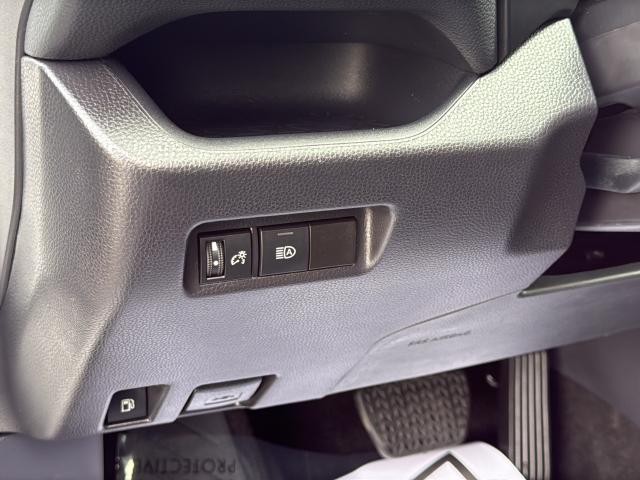 Toyota RAV4 Vehicle Full-screen Gallery Image 28