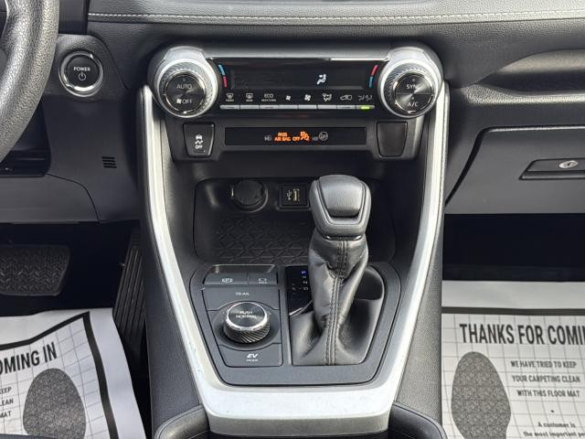 Toyota RAV4 Vehicle Full-screen Gallery Image 29