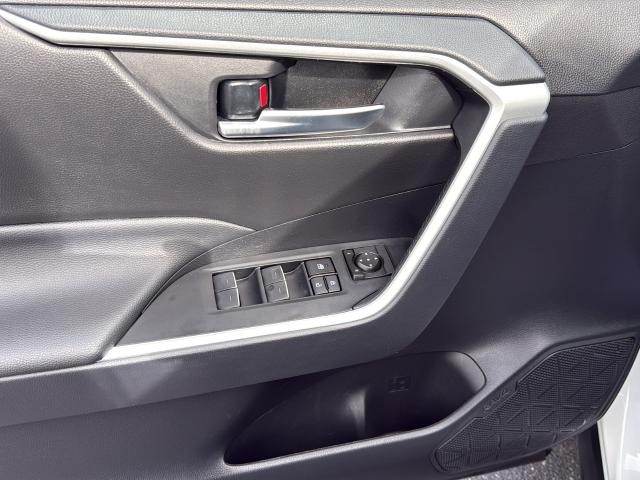 Toyota RAV4 Vehicle Full-screen Gallery Image 30