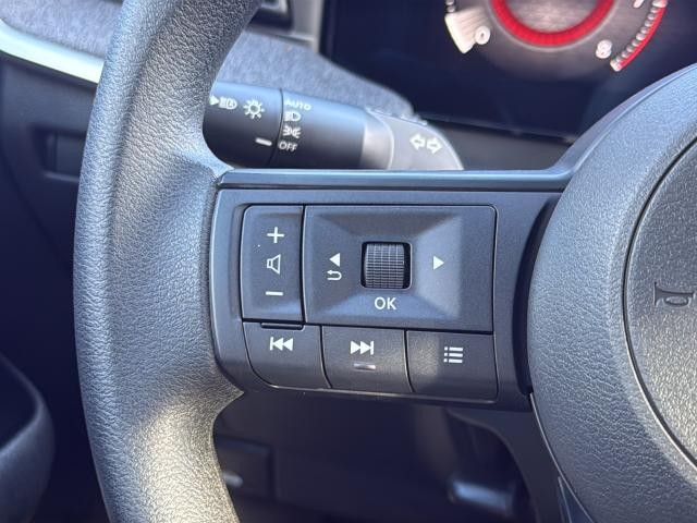 Nissan Kicks Vehicle Full-screen Gallery Image 16