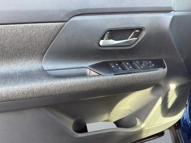 Nissan Kicks Vehicle Full-screen Gallery Image 24