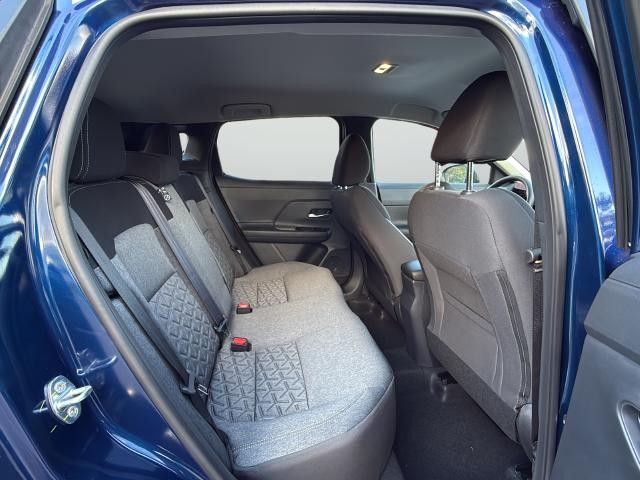 Nissan Kicks Vehicle Full-screen Gallery Image 25