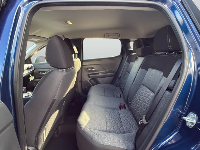 Nissan Kicks Vehicle Full-screen Gallery Image 27