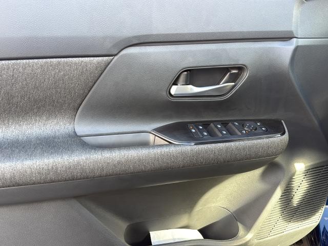 Nissan Kicks Vehicle Full-screen Gallery Image 30