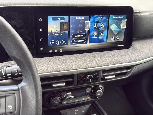 Nissan Kicks Vehicle Full-screen Gallery Image 14