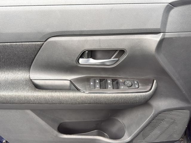 Nissan Kicks Vehicle Full-screen Gallery Image 23