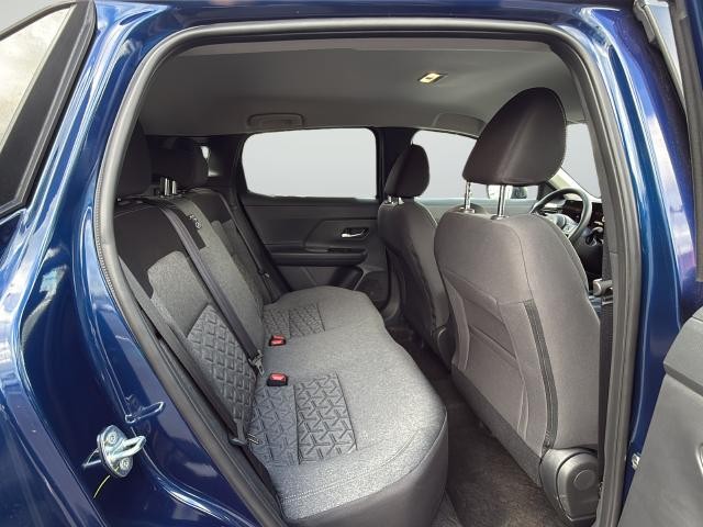 Nissan Kicks Vehicle Full-screen Gallery Image 24