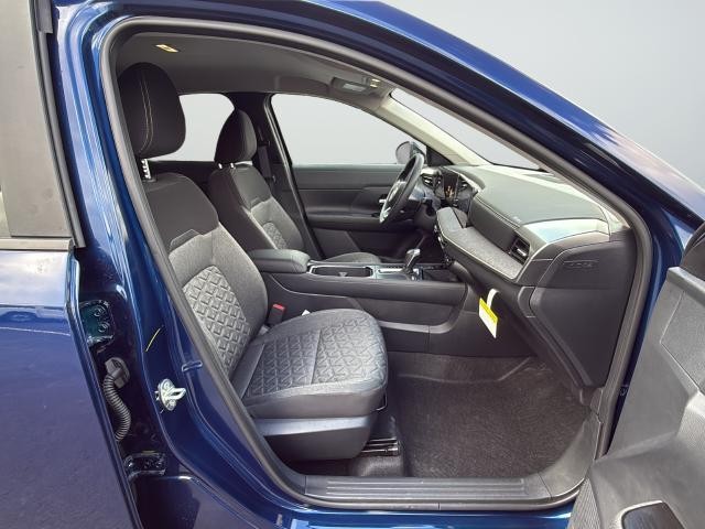 Nissan Kicks Vehicle Full-screen Gallery Image 25