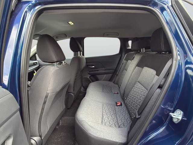 Nissan Kicks Vehicle Full-screen Gallery Image 26