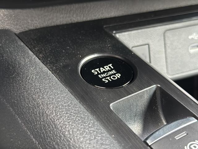 Nissan Kicks Vehicle Full-screen Gallery Image 32