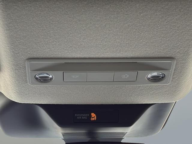 Nissan Kicks Vehicle Full-screen Gallery Image 35