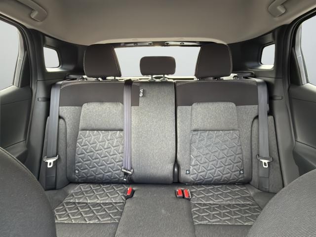Nissan Kicks Vehicle Full-screen Gallery Image 39