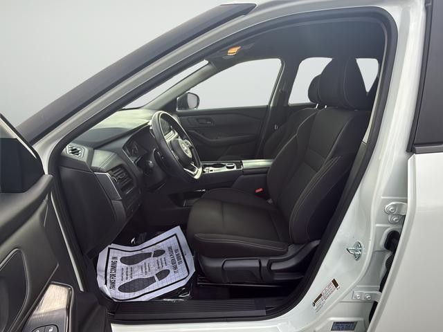 Nissan Rogue Vehicle Full-screen Gallery Image 10