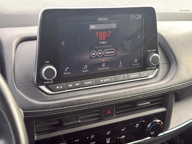 Nissan Rogue Vehicle Full-screen Gallery Image 14