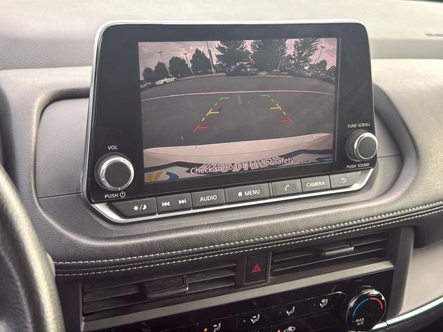 Nissan Rogue Vehicle Full-screen Gallery Image 15
