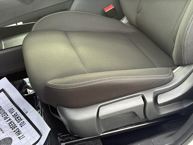 Nissan Rogue Vehicle Full-screen Gallery Image 18