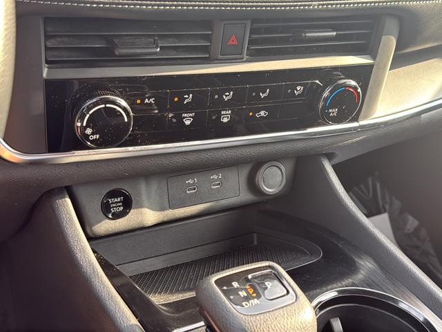 Nissan Rogue Vehicle Full-screen Gallery Image 21