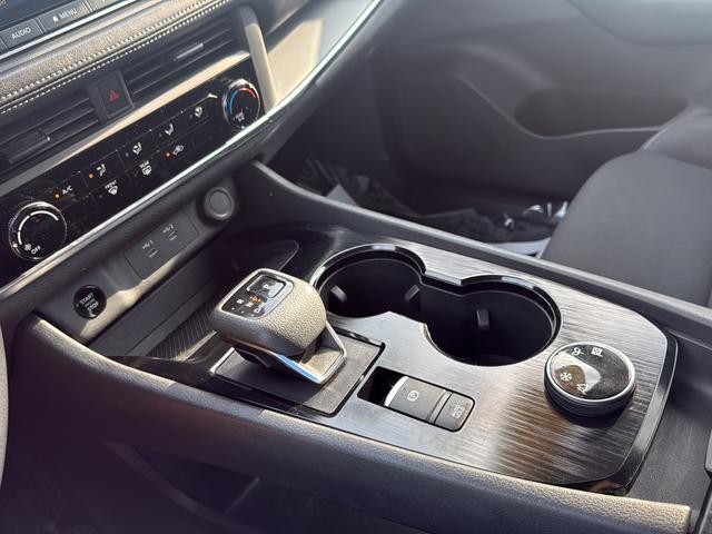 Nissan Rogue Vehicle Full-screen Gallery Image 22