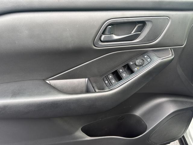 Nissan Rogue Vehicle Full-screen Gallery Image 24