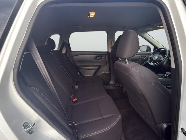 Nissan Rogue Vehicle Full-screen Gallery Image 25