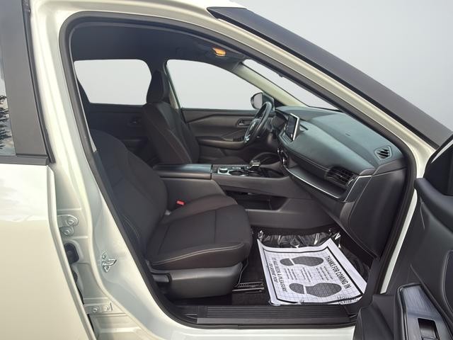 Nissan Rogue Vehicle Full-screen Gallery Image 26