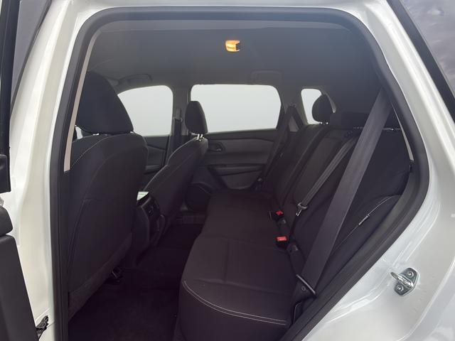 Nissan Rogue Vehicle Full-screen Gallery Image 27