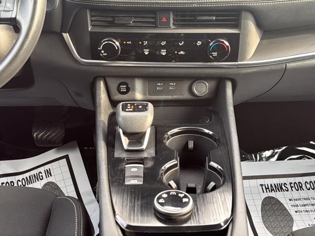 Nissan Rogue Vehicle Full-screen Gallery Image 29