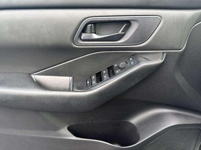 Nissan Rogue Vehicle Full-screen Gallery Image 30
