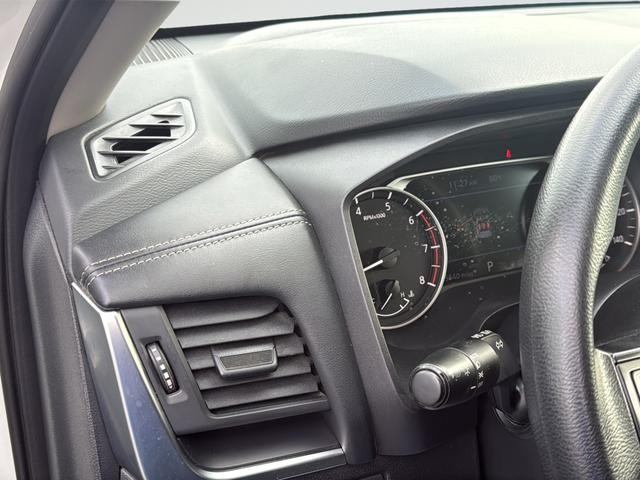 Nissan Rogue Vehicle Full-screen Gallery Image 31