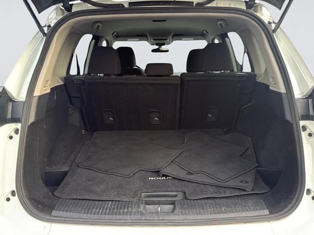 Nissan Rogue Vehicle Full-screen Gallery Image 32