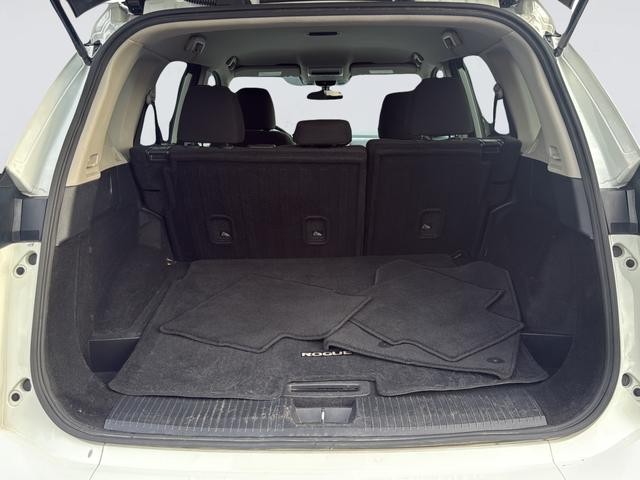 Nissan Rogue Vehicle Full-screen Gallery Image 35