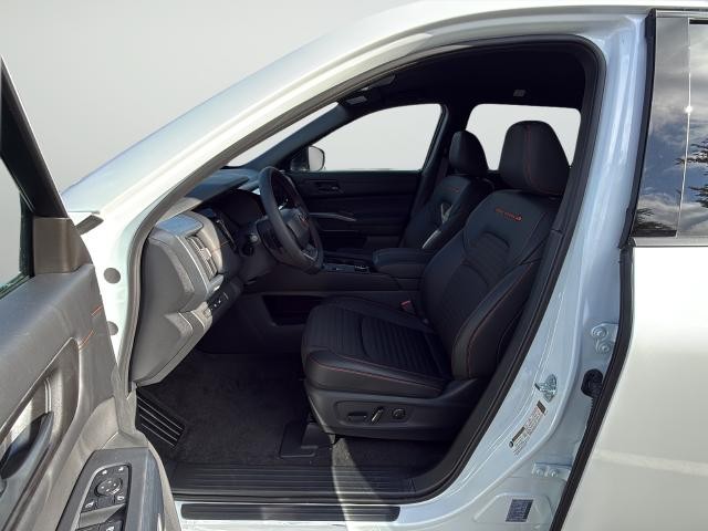 Nissan Pathfinder Vehicle Full-screen Gallery Image 10
