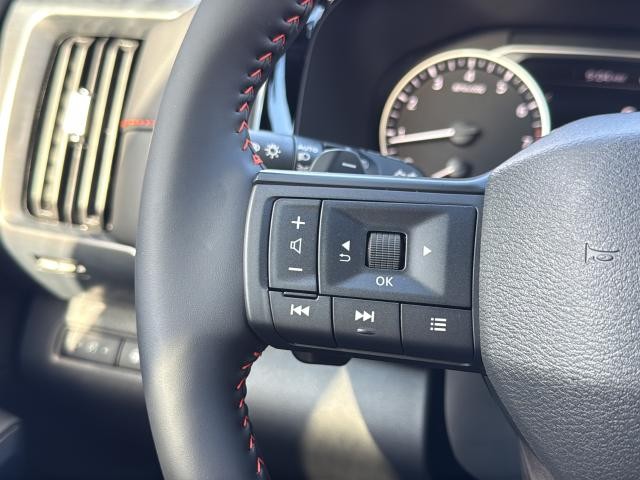 Nissan Pathfinder Vehicle Full-screen Gallery Image 16
