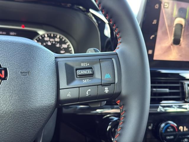 Nissan Pathfinder Vehicle Full-screen Gallery Image 17