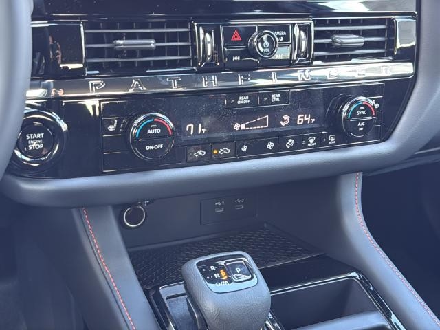 Nissan Pathfinder Vehicle Full-screen Gallery Image 21