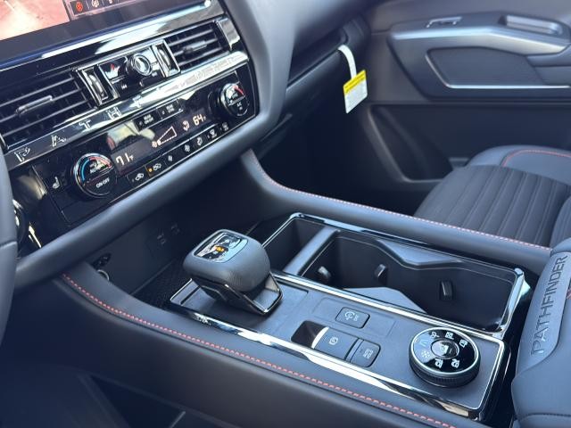 Nissan Pathfinder Vehicle Full-screen Gallery Image 22