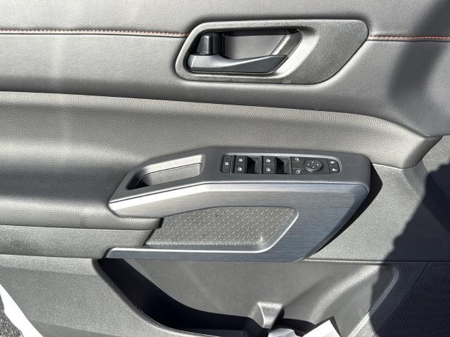 Nissan Pathfinder Vehicle Full-screen Gallery Image 24