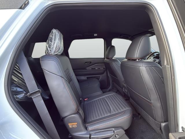 Nissan Pathfinder Vehicle Full-screen Gallery Image 25