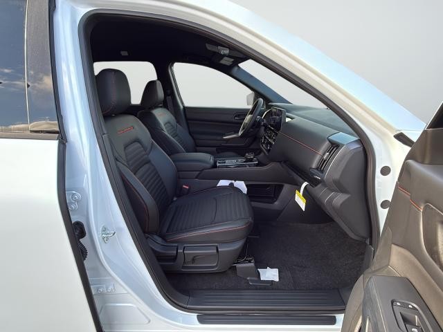 Nissan Pathfinder Vehicle Full-screen Gallery Image 26