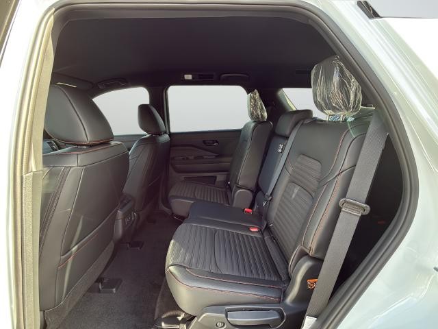 Nissan Pathfinder Vehicle Full-screen Gallery Image 27